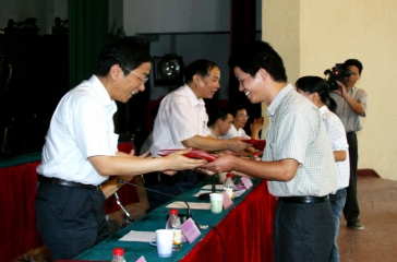 9月17日，2003年度超大奖研金颁奖典礼在福建农林大学校礼堂举行
